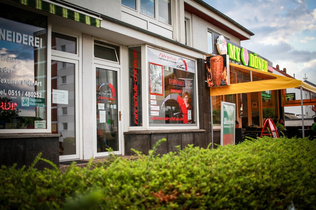 Fahrschule Chitas GmbH – Ihr Weg zur Mobilität in Hannover Ahlem Gesamtansicht des Fahrschule Chitas GmbH Gebäudes in Hannover Ahlem. Das Gebäude symbolisiert die hochwertige Fahrausbildung, die die Schüler in der Fahrschule erhalten.