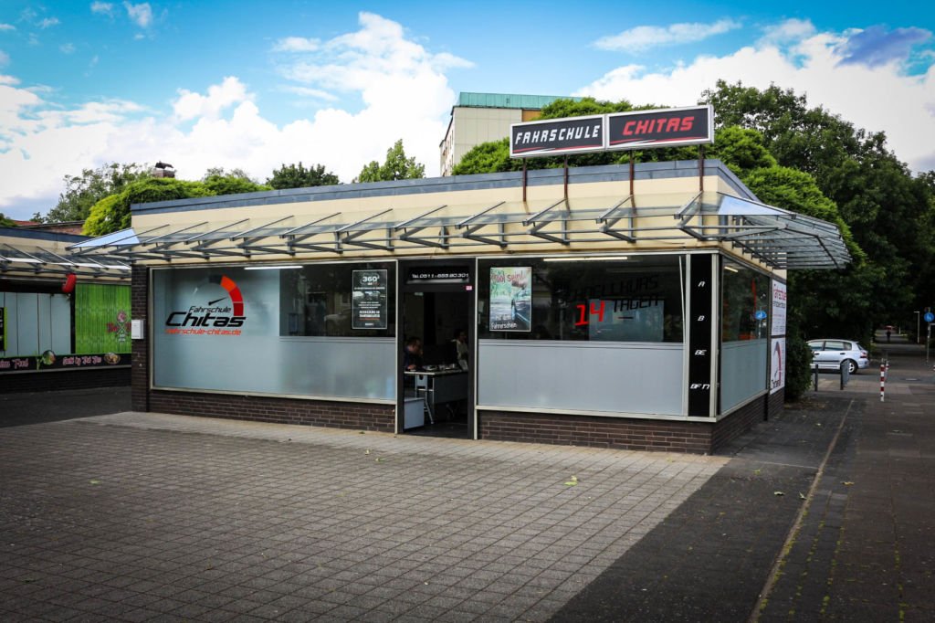 Fahrschule Chitas GmbH – Ihr Partner für Fahrausbildung in Hannover-Leinhausen Frontansicht des Gebäudes der Fahrschule Chitas GmbH in Hannover-Leinhausen. Das moderne, gut erhaltene Gebäude ist das Zentrum für hochwertige Fahrausbildung in Hannover.