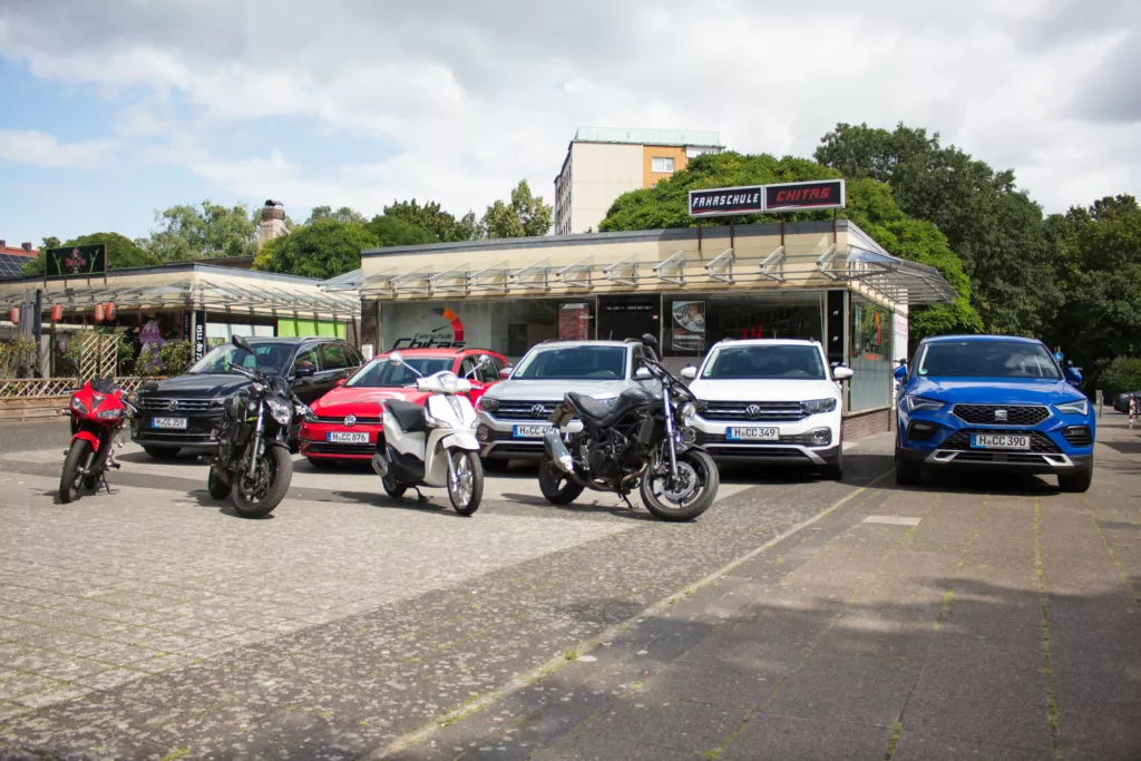 2023-Neue-Fahrschulauto-mit-Motorrad